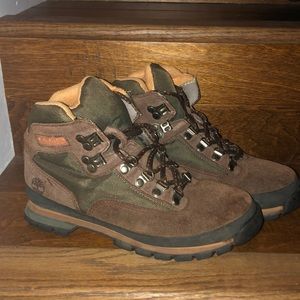 Timberland Ladies classic style hiking boots. Size 7 M. Brown and dark green